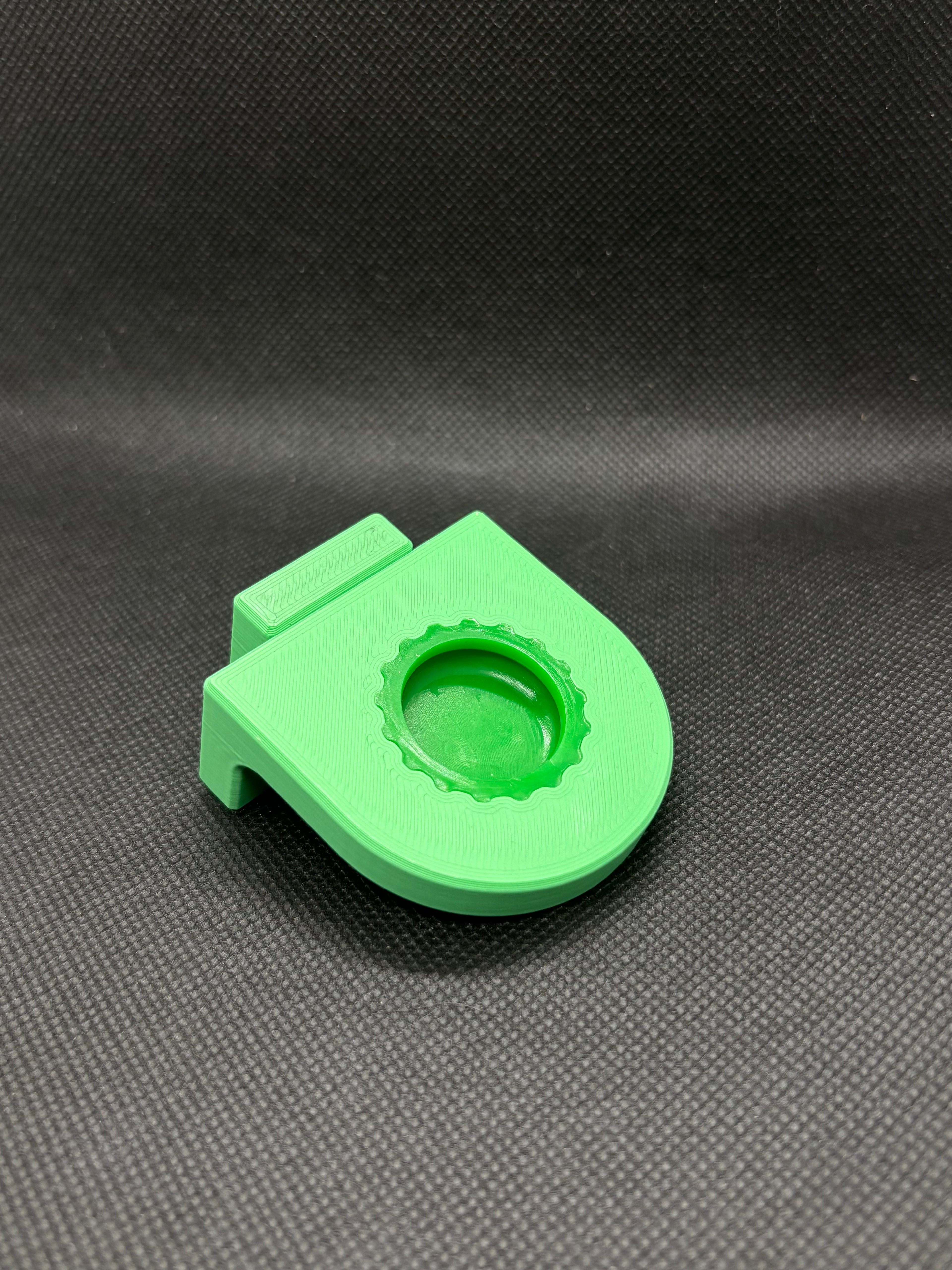 Magnetic Single Bottle Cap Feeding Ledge w/ Cap
