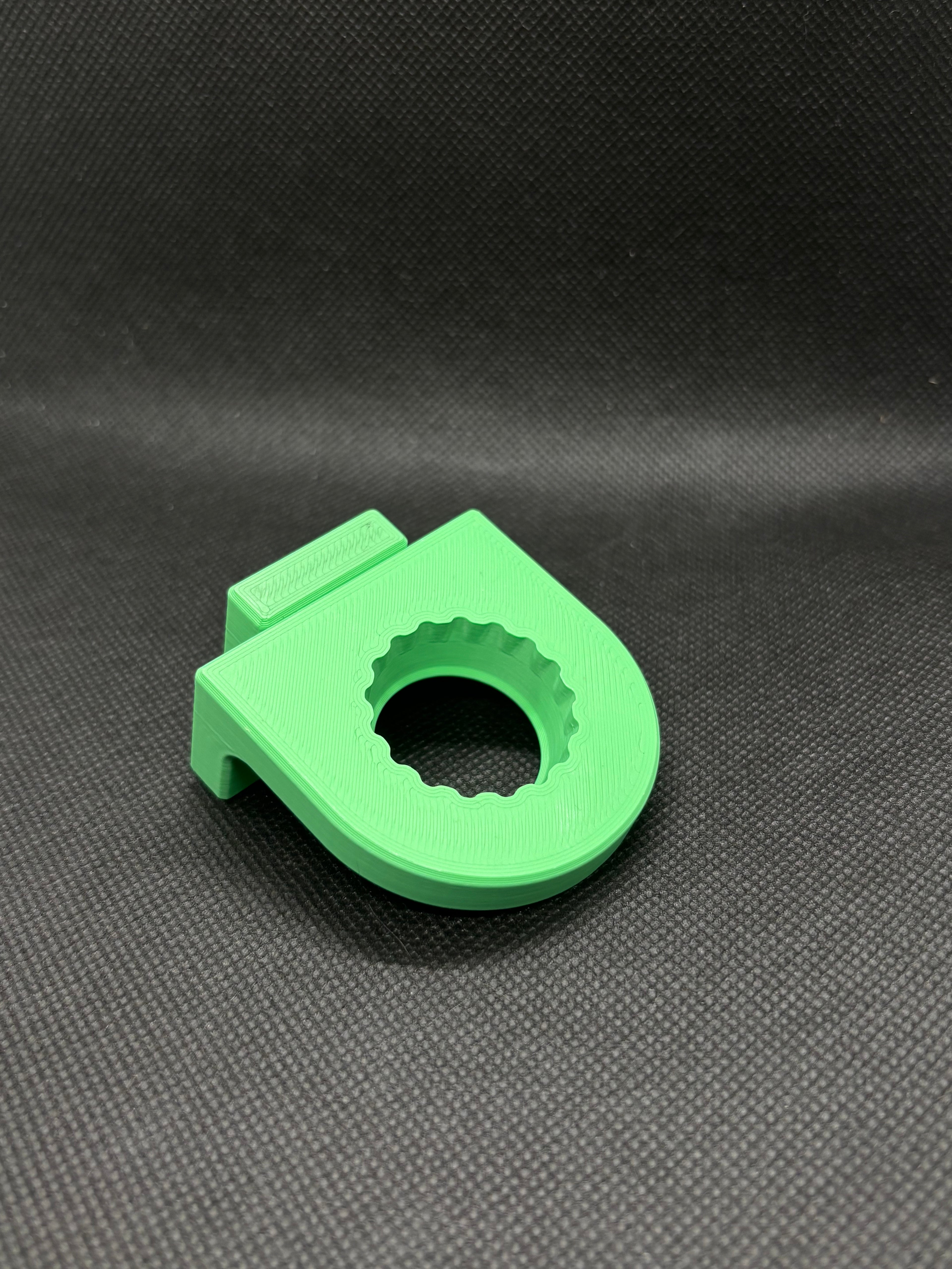 Magnetic Single Bottle Cap Feeding Ledge